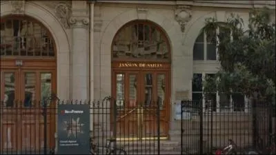 Tous les matins, Adam et ses amis se rejoignent devant le portail de l'école !