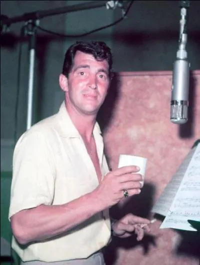 Comment ne pas finir avec cet acteur et crooner américain d'origine italienne à l'immense carrière ? Qui ne se rappelle pas, entre autres, son duo comique célébrissime avec Jerry Lewis ?