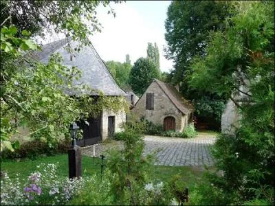 Le moulin de Touvoie, en fait logis seigneurial, servait de demeure à la Belle dans le film de Jean Cocteau, "La Belle et la Bête" (1946). Quelle est cette commune viticole située en Indre-et-Loire ?