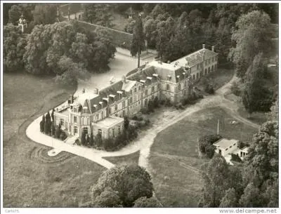 On retrouve Pierre-Granier Deferre qui consulta "Le toubib" en 1979. Des scènes furent tournées dans le château de la Brûlerie, cher à Alain Delon. Quelle est cette ville du Loiret où l'acteur est résident occasionnel ?