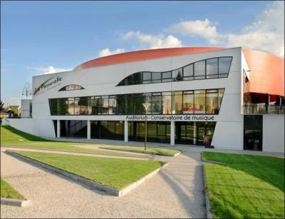 Pour finir, qu'il me soit permis de digresser un peu par rapport au fil conducteur de ce quiz. En effet, le seul film, à ma connaissance, qui ait été tourné dans cette ville est celui de ma vie puisque j'y réside depuis mon plus jeune âge. Quelle est cette ville, la 2ème du Loiret, également chère à Cloclo45 ?