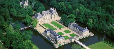 Certaines scènes de "La règle du jeu", film réalisé par Jean Renoir (1939), ont été tournées dans ce château situé dans une ville du Loiret. Laquelle ?