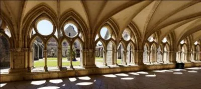 On se retrouve à la fin de la Renaissance dans ce film de Bertrand Tavernier, "La princesse de Montpensier" (2010). Des scènes ont été tournées dans la magnifique abbaye cistercienne de Noirlac. Dans quelle ville du Cher peut-on l'admirer ?