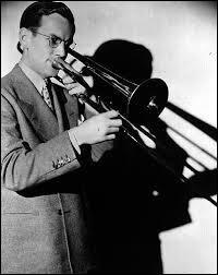 Je suis trombonistes et chez d'orchestre de jazz américain. Je suis né le 1er mars 1904 et mort à la date du 15 décembre 1944. Qui suis-je ?