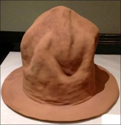 Quel chanteur est souvent affublé de cet énorme chapeau ?