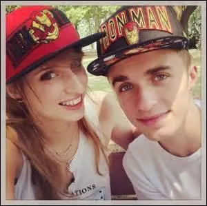 Où a-t-il été en vacances récemment avec sa copine ?