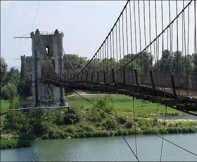 Ce pont suspendu avec tablier bois, construit en 1859, traverse le Rhône dans le département de l'Ardèche à :