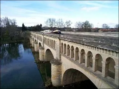 Le pont-canal de l'Orb fait 240 mètres de long et il a été construit en 1856 sur 
l'Orb dans l'Hérault à :
