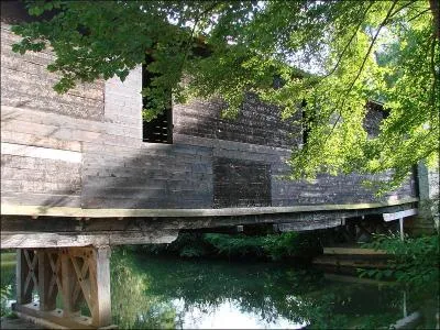 Ce pont couvert est piétonnier et en bois. Il enjambe la Bouzanne dans l'Indre et a été construit en 1854 à :