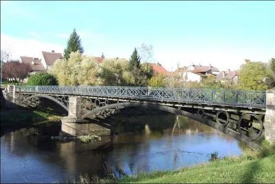 Ce pont en arc fonte a été construit en 1849 sur la Lanterne dans le département de la Haute-Saône à :