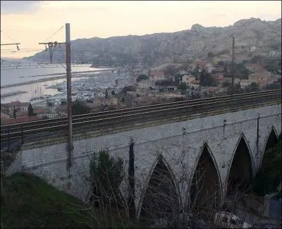 Le viaduc de Pichou de 56 m de long, construit en 1849, traverse la ligne ferroviaire Marseille-Avignon dans les Bouches-du-Rhône à :