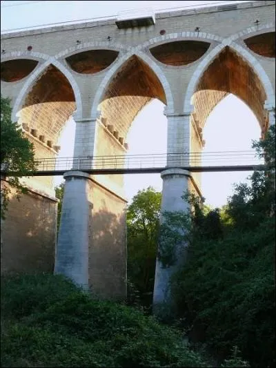 Ce viaduc de 385 mètres de long, construit en 1848, enjambe la ligne de chemin de fer Marseille-Lyon à :