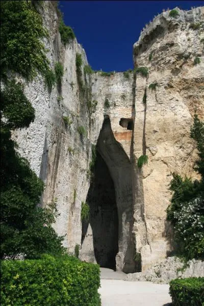 Comment nomme-t-on les carrières d'où étaient tirés les matériaux de construction pour les bâtiments de Syracuse ?