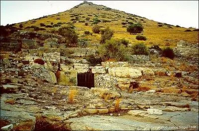 Quelles mines, situées en Attique, furent la principale source d'argent de la ville d'Athènes ?