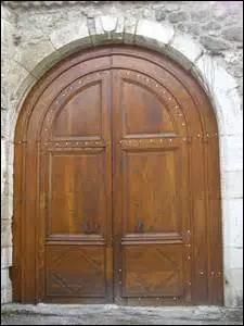 Le soldat blessé se mut avec difficulté pour atteindre la porte.