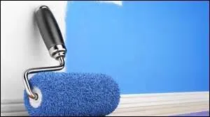 Tu peignais le mur avec soin.