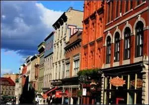 L'enseigne Le Veau d'Or est celle d'un restaurant de la ville du « Vieux-Québec » où l'on mange italien. 
À quoi correspond la dénomination entre guillemets ?