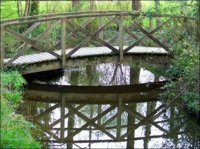 Puis je l'ai recouvert - De rondins de bois vert - Pour rendre à la rivière - Son vieil air d'autrefois !