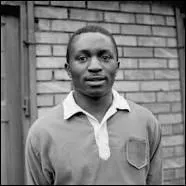 Qui est cette personne qui a fait du football ?