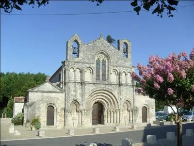 L'&eacute;glise Saint-Vivien est un des plus anciens monuments de cette ville de Charente-Maritime. Quelle est cette cit&eacute; m&eacute;di&eacute;vale domin&eacute;e par un imposant donjon roman, situ&eacute;e sur la route de Saint-Jacques-de-Compostelle ?