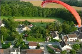 Comme ce paramoteur, nous survolons la commune Loirétaine de La Chapelle-Saint-Sépulcre. Nous sommes dans le ciel de la région ...