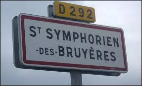 Nous entrons dans le village bas-normand de Saint-Symphorien-des-Bruyères. Nous sommes dans le département ...
