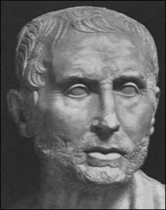 Ce géographe, historien, et scientifique grec est né vers 135 av. J.-C. à Apamée, Syrie, il était surnommé l'athlète. Qui était-il ?