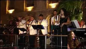 Sa notoriété n'est plus à faire ; quelle est cette petite ville qui accueille depuis 1986 tous les étés, un festival axé sur le jazz swing ?