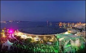 Quelle est cette ville du sud de la France qui rassemble lors de cet événement pas moins de 230 000 visiteurs, 300 professionnels et 145 tonnes d'agrumes ?