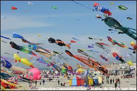Classé parmi les 300 plus grands évenements au monde toutes catégories confondues, dans quelles villes se situe le Festival du cerf-volant multicolore ?