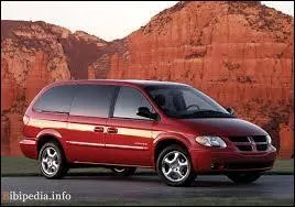 Le Chrysler Voyager avec une calandre Dodge devient un ...