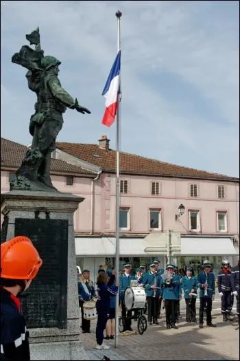 La loi de 1954 a instauré "la Journée nationale du souvenir de la déportation" et l'a fixée au...