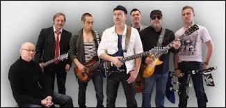 ''Survivre en ennemis'' : 
 
''À terre dans les bars du port
Les dockers font -------------
Au bras de fer c'est toujours le plus fort
Qui s'envoie la patronne''

Quel acteur avait le premier rôle dans le film ''Le Bras de fer'' (''Over the Top'' ) ?