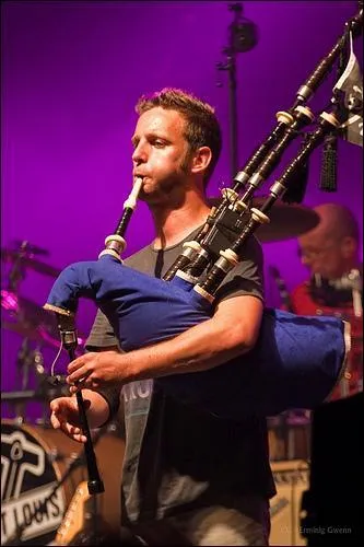 ''Tirer des caisses'' : 

"Tirer des caisses OK
Ho he ho he oh
Bon Dieu tu parles d'un cadeau
Même à fond de cale sur un rafiot
De Lorient à Glasgow
J'suis partant 
Oh he oh''

Glasgow est la capitale de l'Écosse.