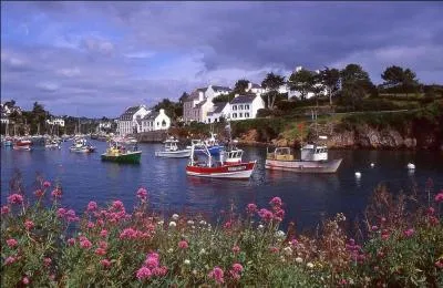 ''Frères du port'' : 

''Adieu camarades volés par l'océan
Quand vos plaintes se mêlent au vent
Il pleut sur la rade sur nos coeurs et pourtant
D'autres vous rejoindront sûrement''

Quelle ville bretonne n'est pas un port ?