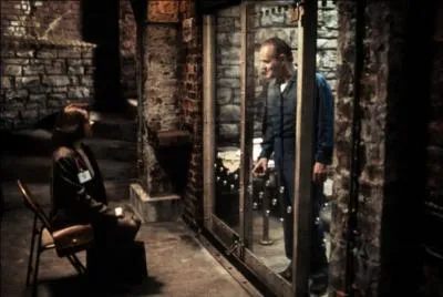 Avec quoi Hopkins déguste-t-il le foie d'une de ses victimes ?