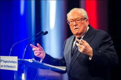 Qui Le Pen traita-t-il publiquement de faux-cul ?