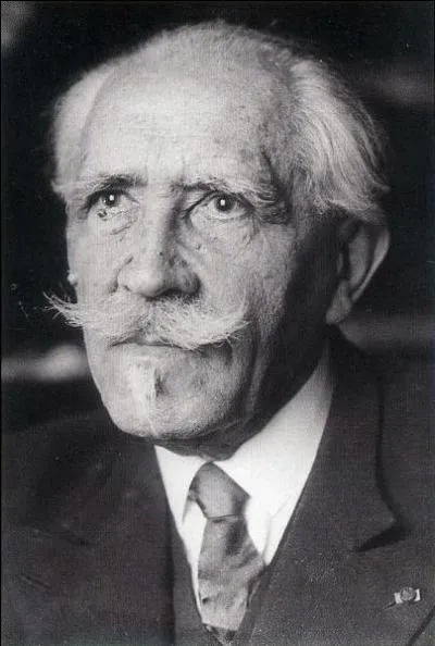 Ce physicien français né à Paris en 1872 est connu pour sa théorie du magnétisme, ses travaux sur la relativité restreinte et le sonar il se nomme :