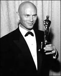 Yul Brynner est un grand acteur américain aux multiples rôles à succès. Dans lequel de ces fameux péplums interprète-t-il l'un des principaux personnages ?