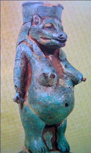 Quelle déesse en statuettes ou amulettes, était très populaire chez les femmes enceintes ?
