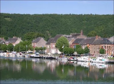 Votre ami Jean-Claude déménage pour aller habiter à Fumay, dans quel département sera-t-il ?