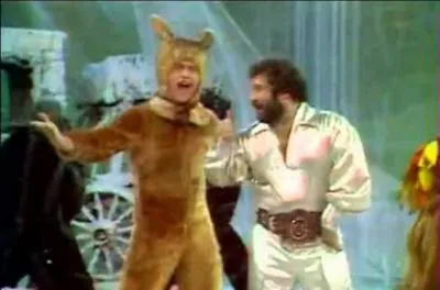 Celui-là, il se transformait en cette grosse bébête et faisait de l'auto-stop. Cela rendait fou certains. Son chanteur est le fils d'une grande pédiatre et psychanalyste. Quelle est cette chanson ?