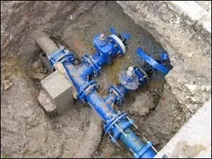 Des travaux se réalisent dans la rue afin d'acheminer l'eau potable vers les habitats.