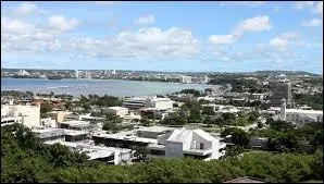 Toujours dans le Pacifique nord, mais nettement plus au sud, voici Hagatna, capitale de l'île de Guam. A quel pays cette île est-elle attachée ?