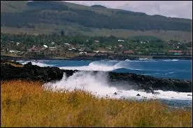 Voici maintenant la petite ville d'Hanga Roa toujours sur une île du Pacifique sud. Saurez-vous me dire dans quel pays se situe cette ville sans que je vous précise le nom de l'île ?