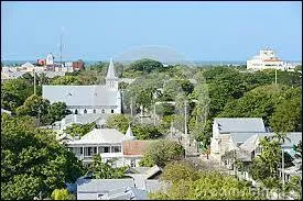Voici la ville américaine de Key West, en Floride. Elle se situe sur l'île la plus méridionale de l'archipel des Keys. Comment se nomme l'autoroute reliant le continent et les diverses îles de cet archipel et donnant la spectaculaire impression de rouler sur la mer ?