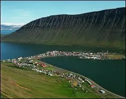 Nous voici désormais en Islande. Quelle est cette petite ville de pêcheurs située au nord-ouest du pays dans la région dite "des fjords de l'ouest" ?