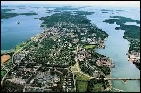 Restons en Europe du Nord avec cette vue aérienne de la petite ville de Mariehamn située dans l'archipel Aland au milieu de la mer Baltique. Cet archipel jouit d'une certaine autonomie, mais fait toutefois partie du territoire :