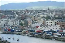 Voici la ville britannique de Douglas, située au beau milieu de la mer d'Irlande sur l'île de :
