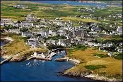 Sous sommes de retour en France, et plus précisément dans la petite ville bretonne de Lampaul. Sur quelle île cette charmante bourgade se trouve-t-elle ?